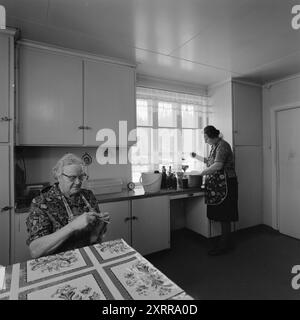 Aktuell 1-8-1968: Siljanbygda mit Hut in der Hand. Landbesitzer Gerhard Aage Treschow, Larvik, Eigentümer ca. 90 Prozent der Gemeinde Siljan in Telemark. Er entzieht jedes Jahr riesige Geldbeträge aus Siljans großen Wäldern, hat aber in den letzten fünf Jahren keinen Cent Einkommensteuer an dieselbe Gemeinde gezahlt. Und die Steuerregeln sind schuld. Zum ersten Mal erhielt Siljan 100.000 NOK vom Steuerausgleichsfonds. Der Pächter Håkon Helgerød in Grorud im hohen Norden Siljans ist im Wald, während seine Mutter und Frau mit Weihnachtsvorbereitungen beschäftigt sind. Inge Grindlia mit ihr Stockfoto