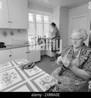 Aktuell 1-8-1968: Siljanbygda mit Hut in der Hand. Landbesitzer Gerhard Aage Treschow, Larvik, Eigentümer ca. 90 Prozent der Gemeinde Siljan in Telemark. Er entwässert jährlich enorme Mengen aus Siljans großen Wäldern, hat aber in den letzten fünf Jahren keinen Cent Einkommensteuer an dieselbe Gemeinde gezahlt. Und die Steuerregeln sind schuld. Zum ersten Mal erhielt Siljan 100.000 NOK vom Steuerausgleichsfonds. Der Pächter Håkon Helgerød in Grorud im hohen Norden Siljans ist im Wald, während seine Mutter und Frau mit Weihnachtsvorbereitungen beschäftigt sind. Inge Grindlia mit ihrem Strick Stockfoto