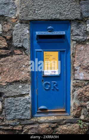 Blue Post Box in Wall, Guernsey, Kanalinseln, Großbritannien Stockfoto