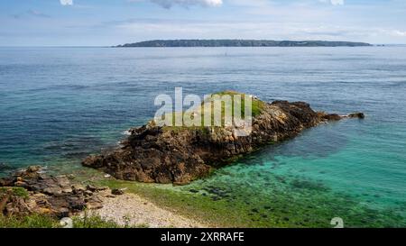 Blick auf Sark von Herm Island mit Felsen im Vordergrund, Kanalinseln Großbritannien Stockfoto