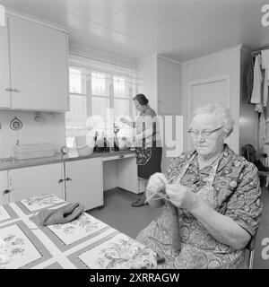 Aktuell 1-8-1968: Siljanbygda mit Hut in der Hand. Landbesitzer Gerhard Aage Treschow, Larvik, Eigentümer ca. 90 Prozent der Gemeinde Siljan in Telemark. Er entzieht jedes Jahr riesige Geldbeträge aus Siljans großen Wäldern, hat aber in den letzten fünf Jahren keinen Cent Einkommensteuer an dieselbe Gemeinde gezahlt. Und die Steuerregeln sind schuld. Zum ersten Mal erhielt Siljan 100.000 NOK vom Steuerausgleichsfonds. Der Pächter Håkon Helgerød in Grorud im hohen Norden Siljans ist im Wald, während seine Mutter und Frau mit Weihnachtsvorbereitungen beschäftigt sind. Inge Grindlia mit ihr Stockfoto