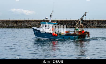 Blaues Fischerboot von St. Peter Port Harbour, Guernsey, Kanalinseln, Großbritannien Stockfoto