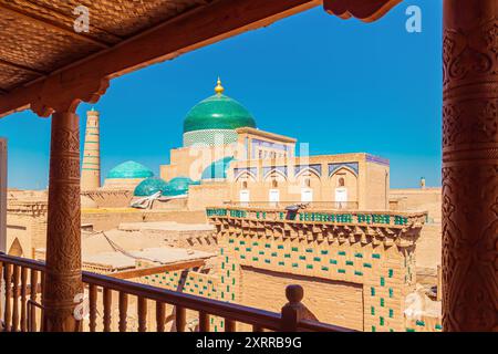 Blick auf den architektonischen Komplex des Mausoleums von Pakhlavan Mahmud. Chiwa, Usbekistan - 16. Juli 2024. Stockfoto