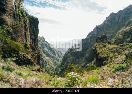 Berge um den Pico do Arieiro Gipfel, Santana, Madeira, Portugal, Atlantik, Europa. Hochwertige Fotos Stockfoto
