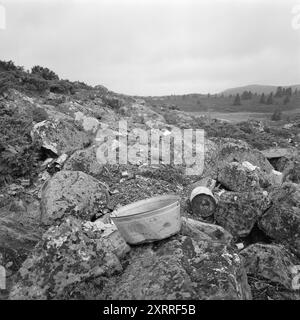 Aktuell 33-4-1967: Natur als Katzenklo. Wanderer sind nicht gut darin, ihren Müll mitzunehmen, wenn sie spazieren gehen. Die Natur wird immer mehr von Menschen verstreut, und sie wird immer sichtbarer. Die uralte Wanne hat ihre Arbeit getan, und warum nicht die Wiese als Platz zum Wegwerfen nutzen? Foto: Sverre A. Børretzen / aktuell / NTB ***FOTO NICHT VERARBEITET*** dieser Bildtext wird automatisch übersetzt dieser Bildtext wird automatisch übersetzt Stockfoto