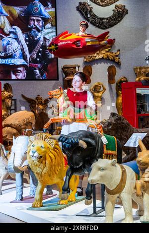 London, Großbritannien. August 2024. Einige der vielen lustigen Tiere und andere Gegenstände - Eine Vorschau auf die Greatest Show: The Fairground World of Ross Hutchinson in Bonhams New Bond Street, die auch für die Öffentlichkeit kostenlos ist. Hutchinson ist seit mehr als 40 Jahren Kenner von Erinnerungsstücken auf dem Messegelände und bietet eine Reihe von Vintage- und antiken Figuren und Schnitzereien, Fahrsitze in Form von Tieren, Spiele und Plakate. Am 10. September findet ein Live-Verkauf von 150 Losen statt, und der Online-Verkauf von weiteren 150 Losen endet am 11. September. Die Artikel liegen schätzungsweise zwischen 50 £ und 5 £ Stockfoto