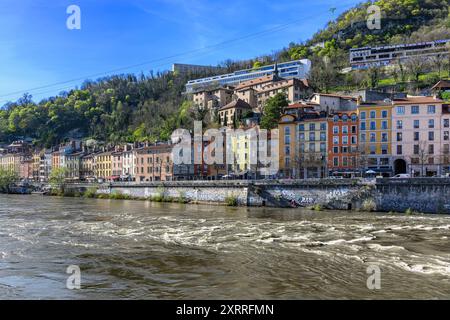 Wunderschöne, farbenfrohe Häuser und Geschäfte am Fluss entlang der Nordseite des Isère in Grenoble, Südostfrankreich. Stockfoto