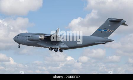 United States Air Force - Boeing C-17A Globemaster III, Ankunft bei der RAF Fairford, um an der statischen Ausstellung auf der RIAT 2024 teilzunehmen. Stockfoto