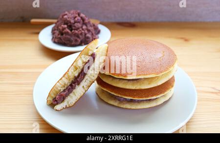 Köstliche Dorayaki, japanischer Pfannkuchen gefüllt mit Azuki Red Bohan Paste namens ANKO Stockfoto