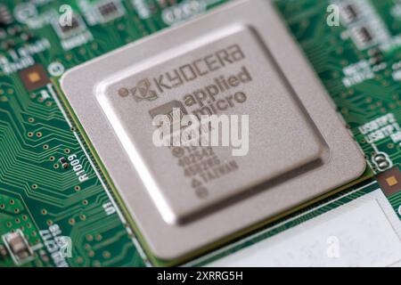 Timisoara, Rumänien - 15. Juli 2020: Nahaufnahme eines Kyocera APM8310K-Controllers. Elektronische Bauteile Stockfoto