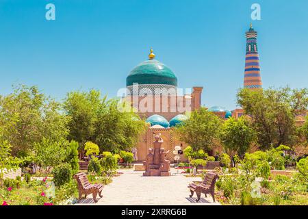 Blick auf den architektonischen Komplex Pakhlavan Mahmud und das Islam Khoja Minarett. Chiwa, Usbekistan - 17. Juli 2024. Stockfoto