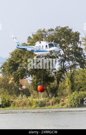 REDDING KALIFORNIEN – 10. AUGUST 2024 – Ein Bell UH-1 Hubschrauber am Mary Lake hebt mit Wasser ab, um das untere Feuer zu bekämpfen. Stockfoto