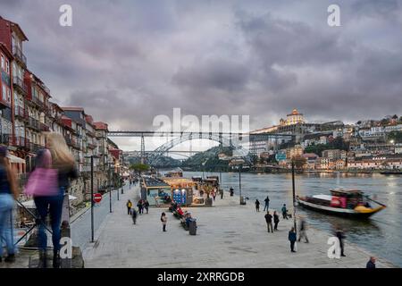 Nachtansicht der Fachwerk-Bogenbrücke Ponte Dom Luis I. über den Fluss Douro, Uferpromenade Cais da Ribeira in Porto Impressionen Porto *** Nachtansicht auf die Fachwerkbogenbrücke Ponte Dom Luis I über den Fluss Douro, Promenade Cais da Ribeira in Porto Impressionen von Porto Stockfoto