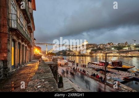 Nachtansicht der Fachwerk-Bogenbrücke Ponte Dom Luis I. über den Fluss Douro, Uferpromenade Cais da Ribeira in Porto Impressionen Porto *** Nachtansicht auf die Fachwerkbogenbrücke Ponte Dom Luis I über den Fluss Douro, Promenade Cais da Ribeira in Porto Impressionen von Porto Stockfoto