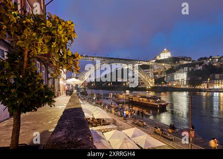 Nachtansicht der Fachwerk-Bogenbrücke Ponte Dom Luis I. über den Fluss Douro, Uferpromenade Cais da Ribeira in Porto Impressionen Porto *** Nachtansicht auf die Fachwerkbogenbrücke Ponte Dom Luis I über den Fluss Douro, Promenade Cais da Ribeira in Porto Impressionen von Porto Stockfoto