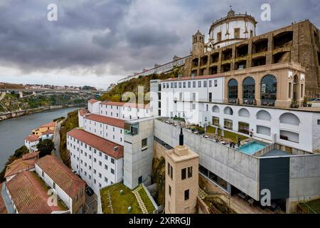 Kirche und Kloster Serra do Pilar am Hang des Douro in Porto, Igreja und Mosteiro des Augustinerordens, mit Hotelanbau Impressionen Porto *** Kirche und Kloster Serra do Pilar am Ufer des Douro in Porto, Igreja und Mosteiro des Augustinerordens, mit hotelanbau Impressionen von Porto Stockfoto