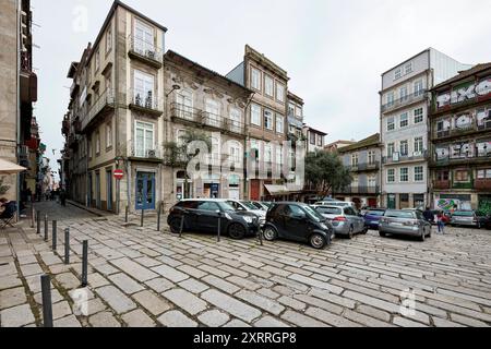 Das ehemals jüdische Viertel Sao Pedro de Miragaia der Stadt Porto mit ursprünglichen und malerischen Gassen und Hausfassaden Impressionen Porto *** das ehemalige jüdische Viertel von Sao Pedro de Miragaia in der Stadt Porto mit seinen originalen und malerischen Gassen und Hausfassaden Impressionen von Porto Stockfoto