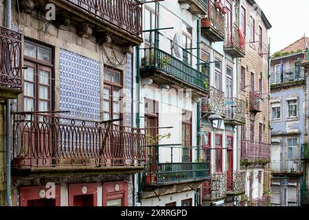 Das ehemals jüdische Viertel Sao Pedro de Miragaia der Stadt Porto mit ursprünglichen und malerischen Gassen und Hausfassaden und typisch Balkone Impressionen Porto *** das ehemalige jüdische Viertel Sao Pedro de Miragaia der Stadt Porto mit Original und malerische Gassen und Hausfassaden und typische Balkone Impressionen von Porto Stockfoto