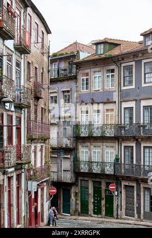 Das ehemals jüdische Viertel Sao Pedro de Miragaia der Stadt Porto mit ursprünglichen und malerischen Gassen und Hausfassaden und typisch Balkone Impressionen Porto *** das ehemalige jüdische Viertel Sao Pedro de Miragaia der Stadt Porto mit Original und malerische Gassen und Hausfassaden und typische Balkone Impressionen von Porto Stockfoto