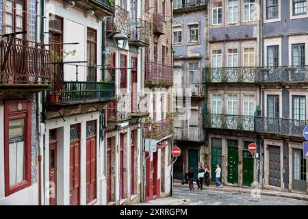 Das ehemals jüdische Viertel Sao Pedro de Miragaia der Stadt Porto mit ursprünglichen und malerischen Gassen und Hausfassaden und typisch Balkone Impressionen Porto *** das ehemalige jüdische Viertel Sao Pedro de Miragaia der Stadt Porto mit Original und malerische Gassen und Hausfassaden und typische Balkone Impressionen von Porto Stockfoto