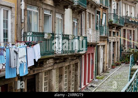 Das ehemals jüdische Viertel Sao Pedro de Miragaia der Stadt Porto mit ursprünglichen und malerischen Gassen und Hausfassaden und Wäsche auf dem Balkon Impressionen Porto *** das ehemalige jüdische Viertel von Sao Pedro de Miragaia in der Stadt Porto mit originalen und malerischen Gassen und Hausfassaden und Wäscherei auf dem Balkon Impressions of Porto Stockfoto