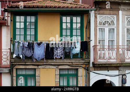 Das ehemals jüdische Viertel Sao Pedro de Miragaia der Stadt Porto mit ursprünglichen und malerischen Gassen und Hausfassaden und Wäsche auf dem Balkon Impressionen Porto *** das ehemalige jüdische Viertel von Sao Pedro de Miragaia in der Stadt Porto mit originalen und malerischen Gassen und Hausfassaden und Wäscherei auf dem Balkon Impressions of Porto Stockfoto