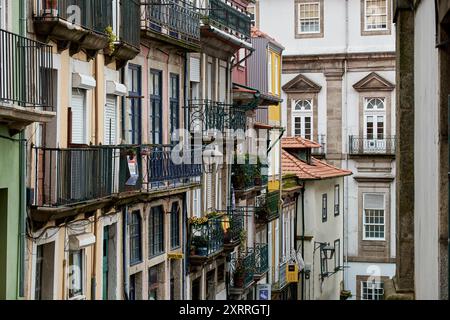 Das ehemals jüdische Viertel Sao Pedro de Miragaia der Stadt Porto mit ursprünglichen und malerischen Gassen und Hausfassaden und typisch Balkone Impressionen Porto *** das ehemalige jüdische Viertel Sao Pedro de Miragaia der Stadt Porto mit Original und malerische Gassen und Hausfassaden und typische Balkone Impressionen von Porto Stockfoto