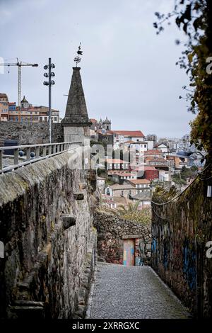 Das ehemals jüdische Viertel Sao Pedro de Miragaia der Stadt Porto mit ursprünglichen und malerischen Gassen und Hausfassaden Impressionen Porto *** das ehemalige jüdische Viertel von Sao Pedro de Miragaia in der Stadt Porto mit seinen originalen und malerischen Gassen und Hausfassaden Impressionen von Porto Stockfoto