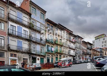 Straßenansicht im Stadtviertel Sao Pedro de Miragaia der Stadt Porto mit ursprünglichen und malerischen Hausfassaden, Balkone und Azulejos Impressionen Porto *** Straßenansicht im Stadtteil Sao Pedro de Miragaia der Stadt Porto mit originalen und malerischen Hausfassaden, Balkonen und Azulejos Impressionen von Porto Stockfoto