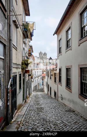 Gasse in der Altstadt von Porto mit Blick auf die Kathedrale SÃ Impressionen Porto *** Gasse in der Altstadt von Porto mit Blick auf die Kathedrale SÃ Impressionen von Porto Stockfoto