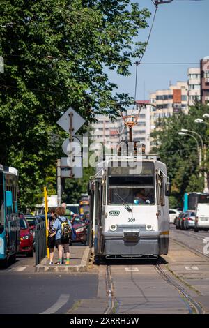 Bukarest, Rumänien - 7. August 2021: Eine alte Straßenbahn auf den Straßen von Bukarest. Öffentliche Verkehrsmittel. Stockfoto