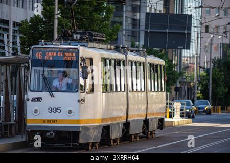 Bukarest, Rumänien - 7. August 2021: Eine alte Straßenbahn auf den Straßen von Bukarest. Öffentliche Verkehrsmittel. Stockfoto