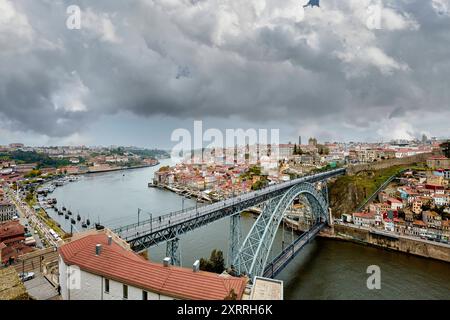 Die Fachwerk-Bogenbrücke Ponte Dom Luis I. über den Douro verbindet die Stadt Porto mit Vila Nova de Gaia, das Wahrzeichen von Porto wurde 1875 von einem Schüler von Gustave Eiffel erbaute Impressionen Porto *** die Fachwerkbogenbrücke Ponte Dom Luis I über den Douro verbindet Porto mit Vila Nova de Gaia, das Wahrzeichen von Porto wurde 1875 von einem Schüler von Gustave Eiffel Impressions Porto erbaut Stockfoto