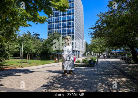 Kunst im öffentlichen Raum. Öffentliche Sammlung der Skulptur Projekte. Münsters GESCHICHTE VON UNTEN, 2007, Betonplastik, Plakate. Silke Wagner. Standort Servatiiplatz. Münster, Nordrhein-Westfalen, DEU, Deutschland, 10.08.2024 *** Kunst im öffentlichen Raum öffentliche Sammlung Skulptur Projekte Münsters GESCHICHTE VON UNTEN, 2007, Betonskulptur, Plakate Silke Wagner Location Servatiiplatz Münster, Nordrhein-Westfalen, DEU, Deutschland, 10 08 2024 Stockfoto