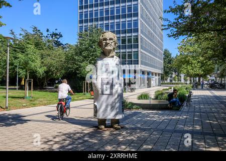 Kunst im öffentlichen Raum. Öffentliche Sammlung der Skulptur Projekte. Münsters GESCHICHTE VON UNTEN, 2007, Betonplastik, Plakate. Silke Wagner. Standort Servatiiplatz. Münster, Nordrhein-Westfalen, DEU, Deutschland, 10.08.2024 *** Kunst im öffentlichen Raum öffentliche Sammlung Skulptur Projekte Münsters GESCHICHTE VON UNTEN, 2007, Betonskulptur, Plakate Silke Wagner Location Servatiiplatz Münster, Nordrhein-Westfalen, DEU, Deutschland, 10 08 2024 Stockfoto