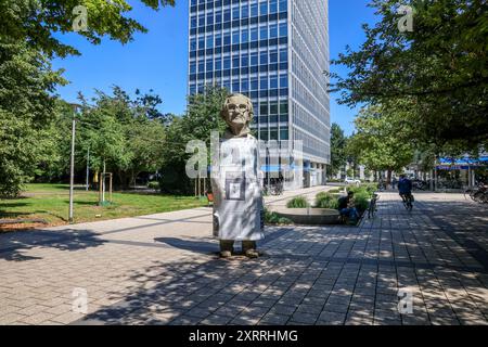 Kunst im öffentlichen Raum. Öffentliche Sammlung der Skulptur Projekte. Münsters GESCHICHTE VON UNTEN, 2007, Betonplastik, Plakate. Silke Wagner. Standort Servatiiplatz. Münster, Nordrhein-Westfalen, DEU, Deutschland, 10.08.2024 *** Kunst im öffentlichen Raum öffentliche Sammlung Skulptur Projekte Münsters GESCHICHTE VON UNTEN, 2007, Betonskulptur, Plakate Silke Wagner Location Servatiiplatz Münster, Nordrhein-Westfalen, DEU, Deutschland, 10 08 2024 Stockfoto