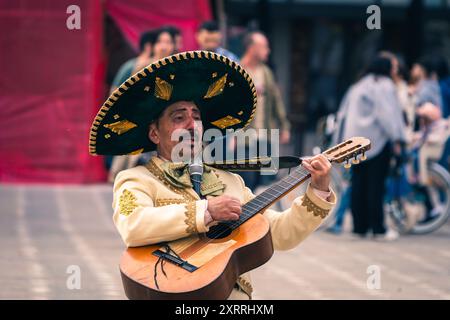 Timisoara, Rumänien - 23. März 2024: Charro Mariachi-Sänger spielt Gitarre auf der Straße. Echte Menschen. Stockfoto