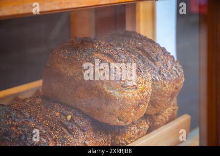 Frisch gebackene Brotlaibe werden in der Pavilion Bäckerei am Broadway Market, London Field, ausgestellt Stockfoto