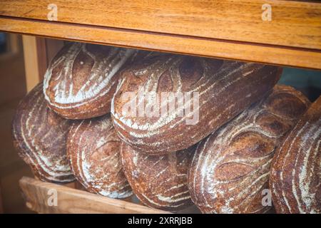 Frisch gebackene Brotlaibe werden in der Pavilion Bäckerei am Broadway Market, London Field, ausgestellt Stockfoto