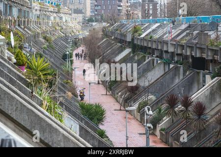 Fassade des Anwesens der Alexandra Road, brutalistische Architektur in London, England Stockfoto