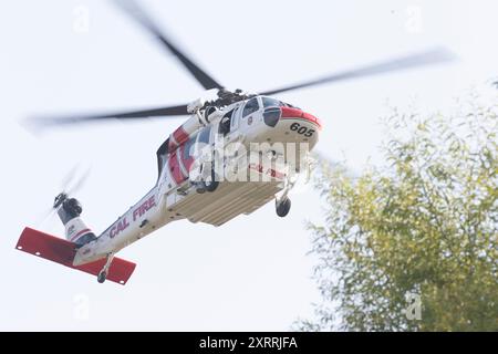 REDDING CALIFORNIA – 10. AUGUST 2024 – Ein CALFIRE Sikorsky S-70 „Firehawk“ auf dem Weg zum Mary Lake, um das Wasser zu nehmen. Stockfoto