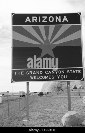 Arizona heißt Sie willkommen, an der Staatsgrenze, USA, zu unterschreiben Stockfoto