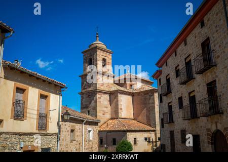 Seitenansicht der Pfarrkirche Santa María, Sigüenza, Guadalajara, Castilla-La Mancha, Spanien, mit seinem Glockenturm als Hauptattraktion von den s Stockfoto