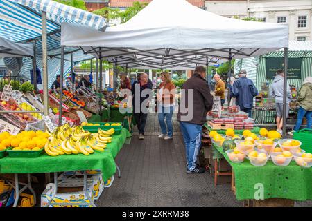 Leute, die frisches Obst und Gemüse zum Verkauf an einem Marktstand in der Marktstadt Louth England kaufen Stockfoto
