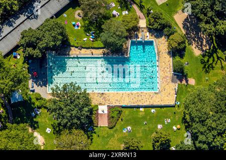 Luftbild, städt. Freibad Voerde Hermann-Breymann-Bad, Park an der Allee, Badegäste im Schwimmbecken und auf der Liegewiese, Voerde, Ruhrgebiet, Nordrhein-Westfalen, Deutschland ACHTUNGxMINDESTHONORARx60xEURO *** Stockfoto