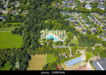 Luftbild, städt. Freibad Voerde Hermann-Breymann-Bad, Park an der Allee, Badegäste im Schwimmbecken und auf der Liegewiese, Voerde, Ruhrgebiet, Nordrhein-Westfalen, Deutschland ACHTUNGxMINDESTHONORARx60xEURO *** Stockfoto