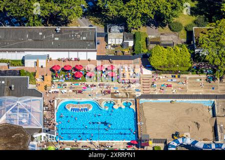 Luftbild, Freizeitbad LAGO-die Therme im Gysenbergpark, Badegäste im Freibad mit Wellenbad und Wasserrutsche, Sonnenschirme auf der Liegewiese, Baustelle, Sodingen, Herne, Ruhrgebiet, Nordrhein-Westfalen, Deutschland ACHTUNGxMINDESTHONORARx60xEURO *** Luftblick, Freizeitbad LAGO die Therme im Gysenbergpark, Badende im Freibad mit Wellenbad und Wasserrutsche, Sonnenschirme auf der Liegewiese, Baustelle, Sodingen, Herne, Ruhrgebiet, Nordrhein-Westfalen, Deutschland ACHTUNGxMINDESTHONORARx60xEURO Stockfoto