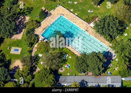 Luftbild, städt. Freibad Voerde Hermann-Breymann-Bad, Park an der Allee, Badegäste im Schwimmbecken und auf der Liegewiese, Voerde, Ruhrgebiet, Nordrhein-Westfalen, Deutschland ACHTUNGxMINDESTHONORARx60xEURO *** Stockfoto