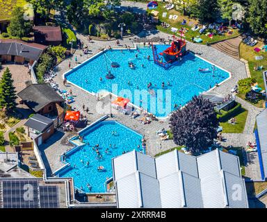 Luftbild, Freibad im Revierpark Wischlingen, Schwimmbecken und Solebad, Badegäste im Kinderbecken mit Piratenschiff und auf der Liegewiese mit Sonnenschirmen, Dorstfeld, Dortmund, Ruhrgebiet, Nordrhein-Westfalen, Deutschland ACHTUNGxMINDESTHONORARx60xEURO *** Luftblick, Freibad im Revierpark Wischlingen, Schwimmbad und Salzwasserbecken, Badende im Kinderbecken mit Piratenschiff und auf der Liegewiese mit Sonnenschirmen, Dorstfeld, Dortmund, Ruhrgebiet, Nordrhein-Westfalen, Deutschland ACHTUNGxMINDESTHONORARx60xEURO Stockfoto