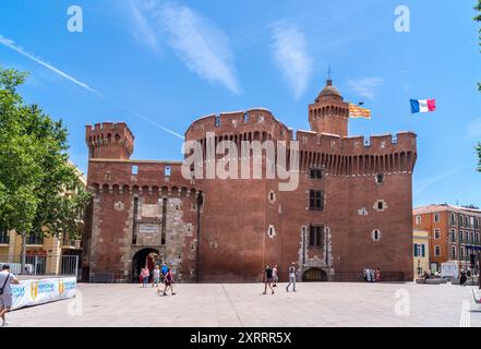 Castillet und Porte Notre-Dame, Stadttor, 14. Century Perpignan, Pyrénées Orientales, Occitanie, Frankreich Stockfoto